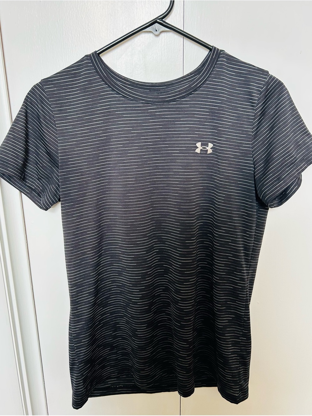 Under Armour Women's Black Striped Short-Sleeve Performance Tee